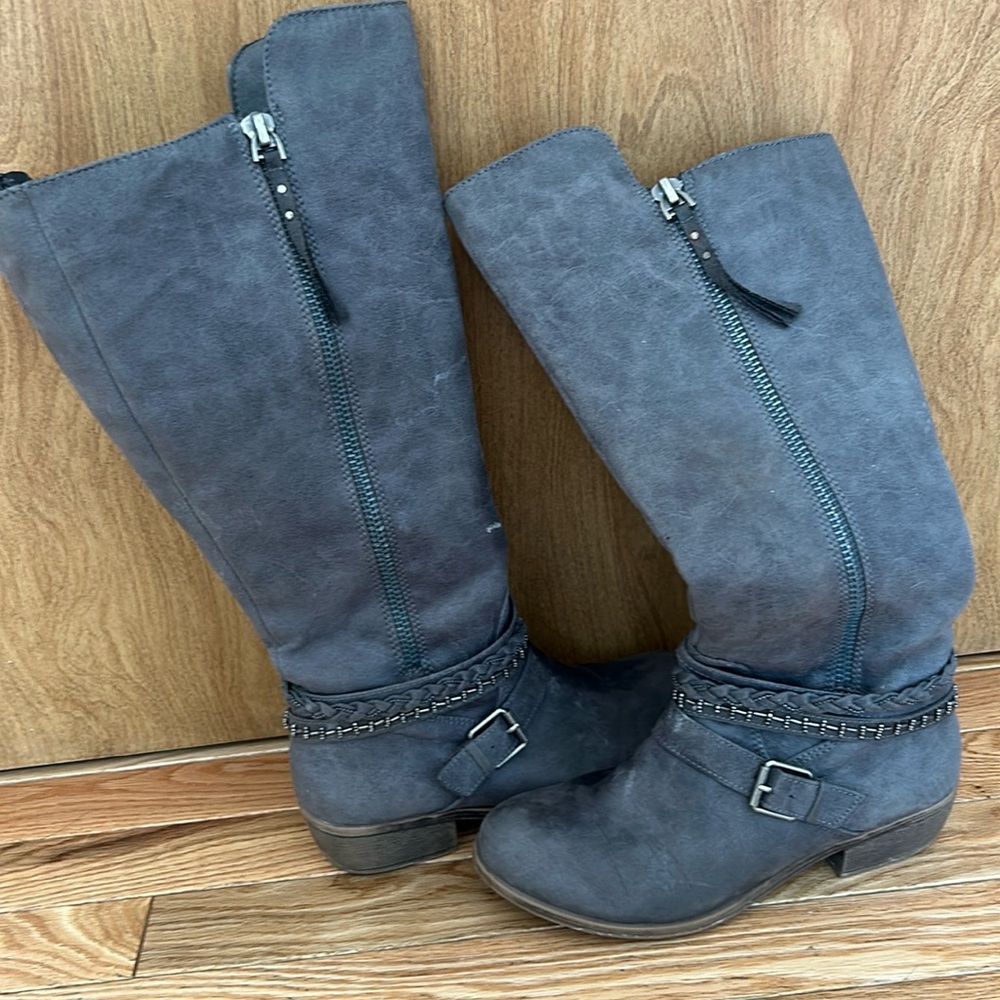 Gray Boots with Suede Material and Chunky Heel